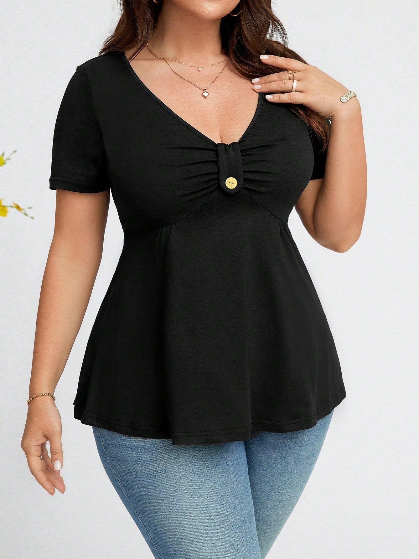 New Stylish And Elegant Solid-color V-neck Short-sleeve Top With A Buckle Detail