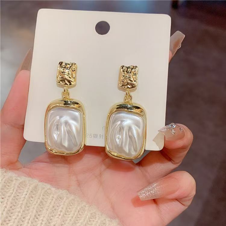 New Vintage Mid-Century Metal Ruched Pearl Earrings, 925 Sterling Silver Needle, Niche Designer Light Luxury All-Match Stud Earrings For Women