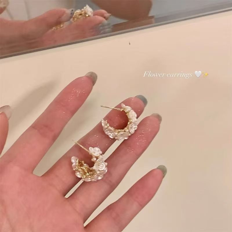 2026 New Bestseller Exquisite High-End Stud Earrings, French Retro Floral Pearl Earrings, Unique Designer Fashion Jewelry For Women