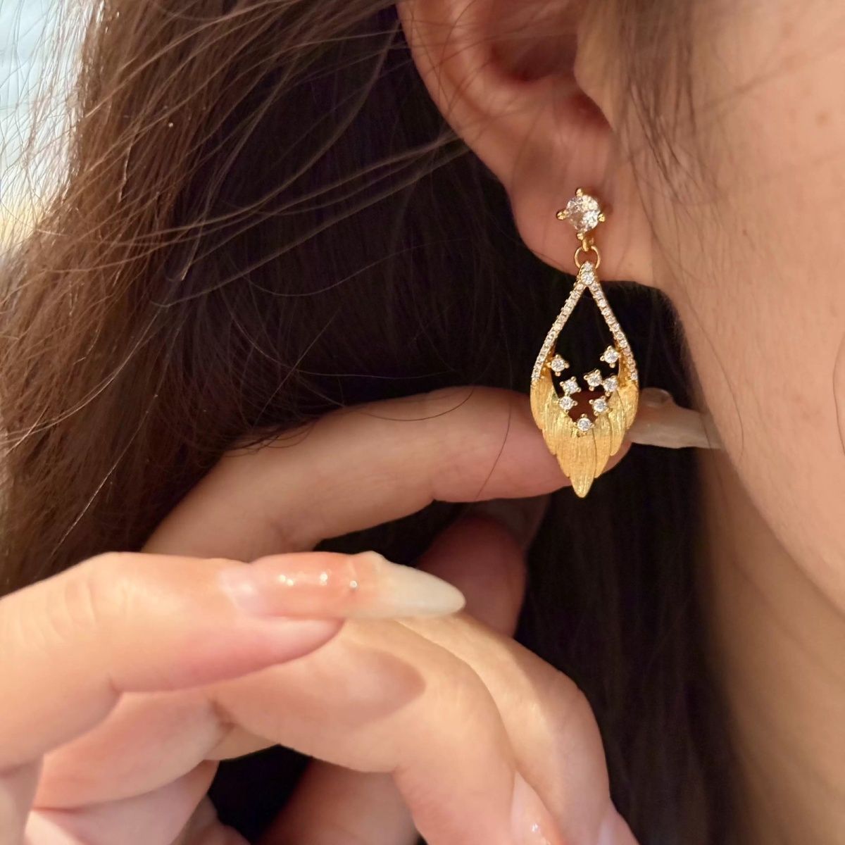 2026 New Golden Brushed Feather Earrings For Women, Retro Light Luxury Brushed Studs With Rhinestone Inlay Fashion Ear Jewelry
