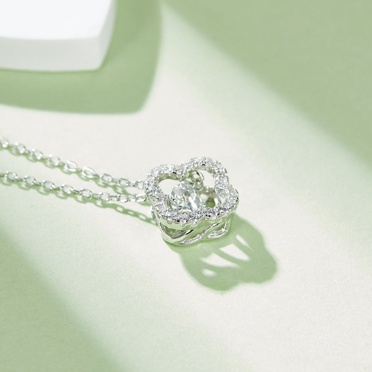 S925 Sterling Silver 0.5ct D Color VVS1 Moissanite Four-Leaf Clover Necklace 45cm Platinum Plated Pave Halo GRA Certified Gift Box