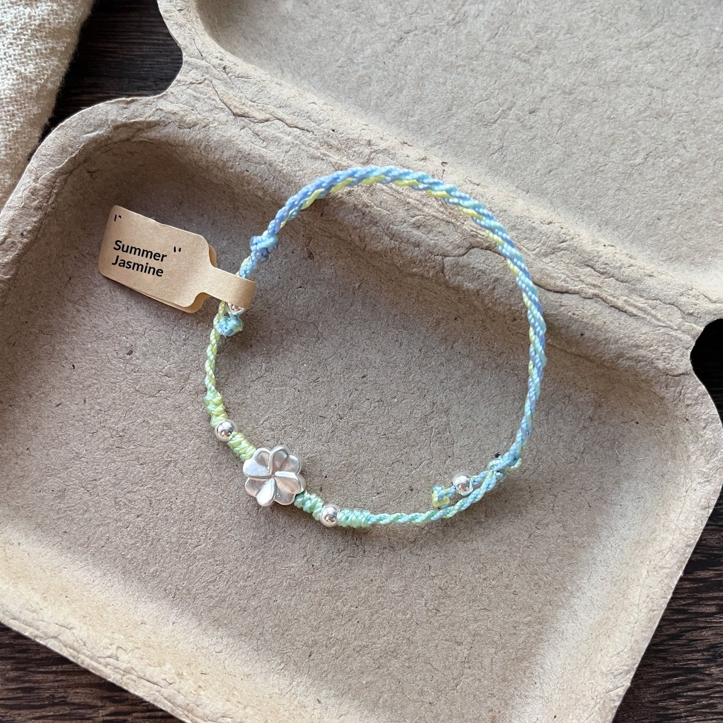 Sleek And Stylish Four-leaf Clover Bracelet For Apple Devices