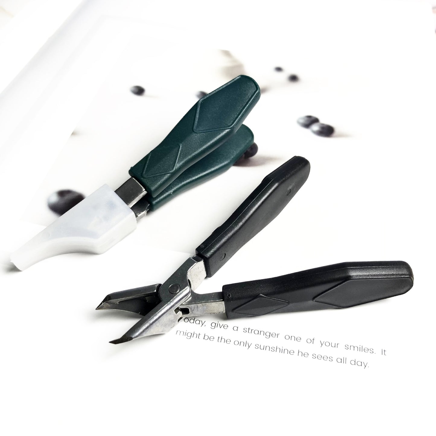 Slanted-jaw Nail Clippers Designed To Prevent Splashing During Ingrown Toenail Care
