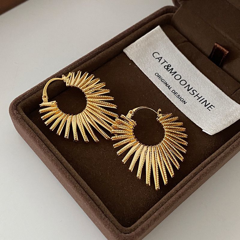 2026 Hot New Egyptian Gold Metal Ear Cuffs, French Retro Minimalist Luxury Earrings
