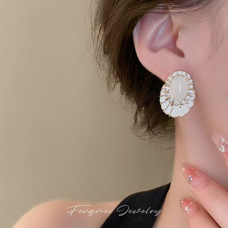 French Vintage Diamond Inlaid Geometric Fan Earrings, Light Luxury Niche Mid-Century Elegant Fashion Stud Ear Jewelry For Women