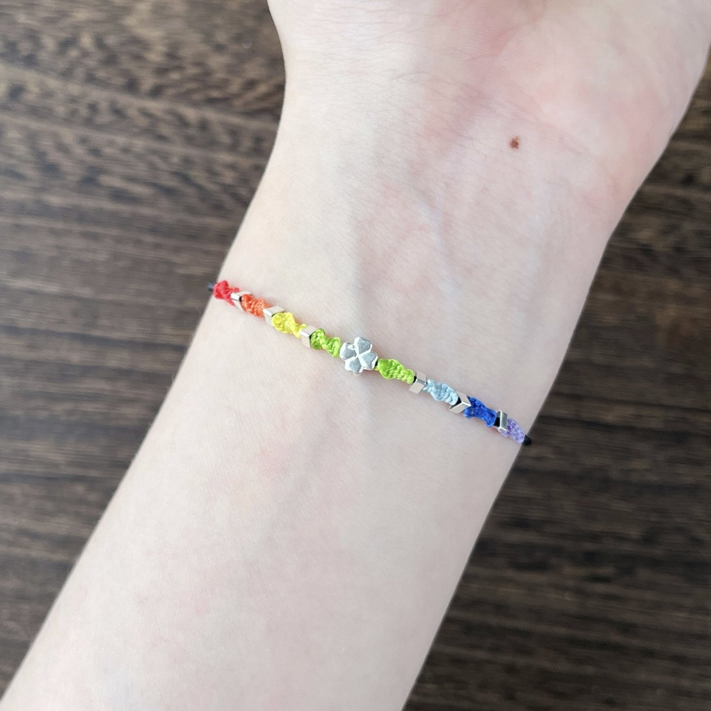 Sleek And Stylish Four-leaf Clover Bracelet For Apple Devices