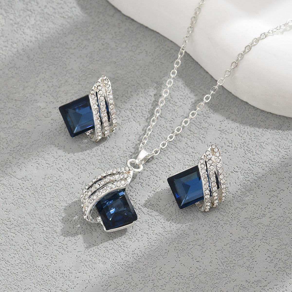 Korean Style Geometric Crystal Inlaid Women Jewelry Set, Full Rhinestone Pendant Necklace & Matching Stud Earrings, Niche Versatile Daily Jewelry For Ladies