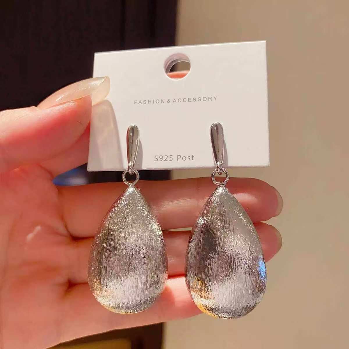 2026 New Oversized Brushed Metal Teardrop Dangle Earrings For Women, Retro Hong Kong Style High-End Face Slimming Drop Ear Jewelry