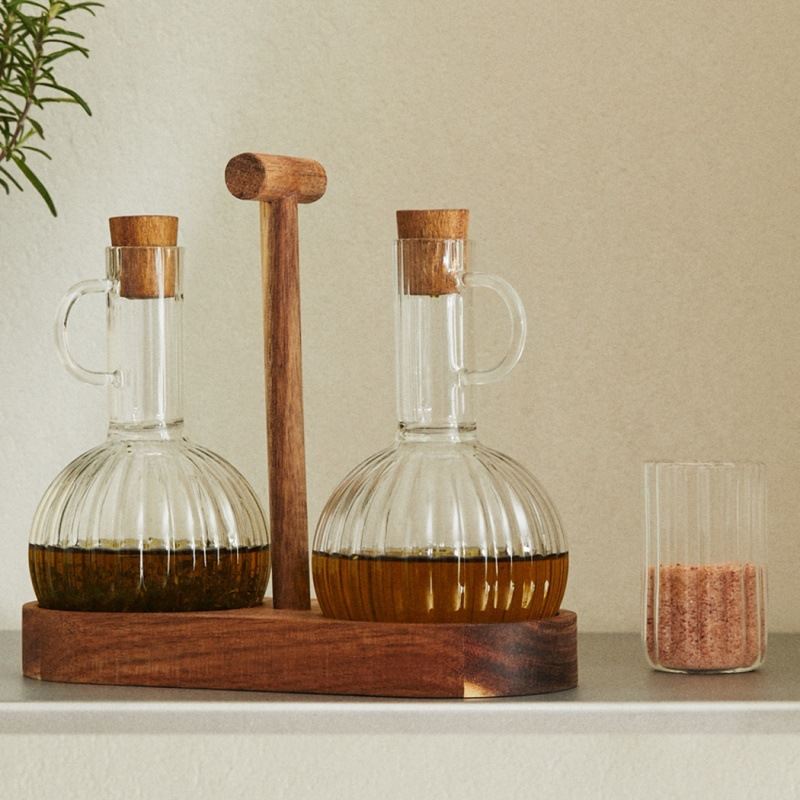 Kitchen Oil Dispenser Made Of Heat-resistant Borosilicate Glass With A Wooden Stopper