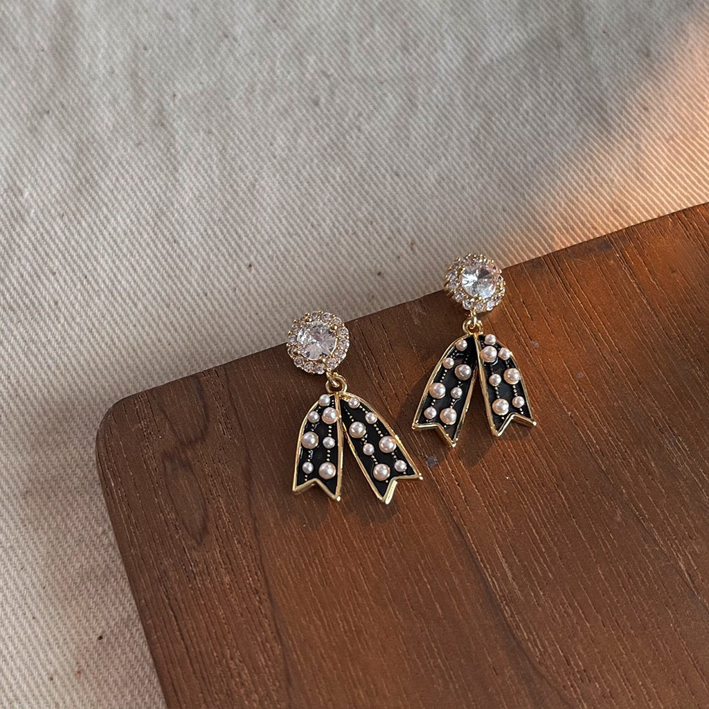Retro Pearl Black Enamel Stud Earrings For Women Vintage Style Earrings Elegant Gift