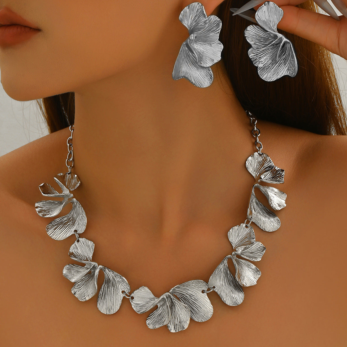 Cross-Border European American Jewelry Set For Women, Unique Exaggerated Wrinkle Flower Metal Necklace & Matching Earrings, Niche Versatile Fashion Jewelry