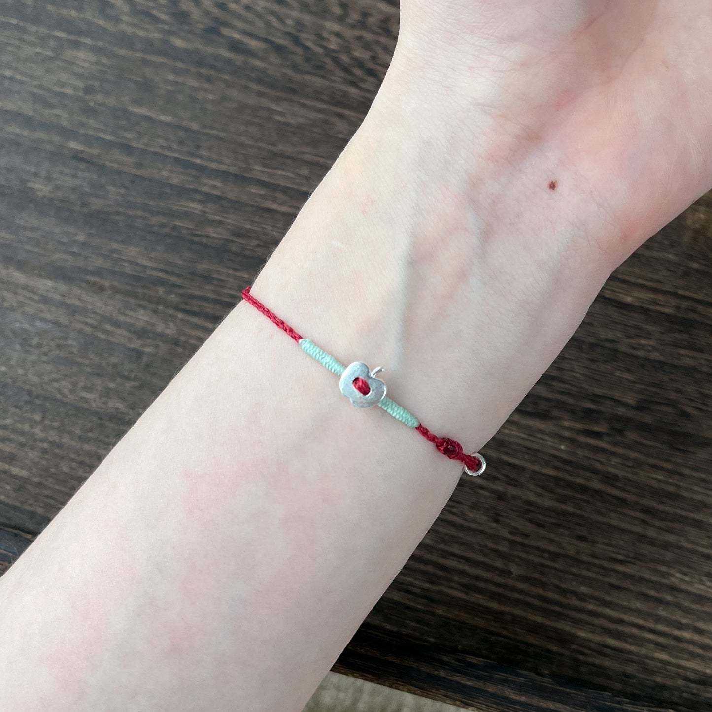 Sleek And Stylish Four-leaf Clover Bracelet For Apple Devices