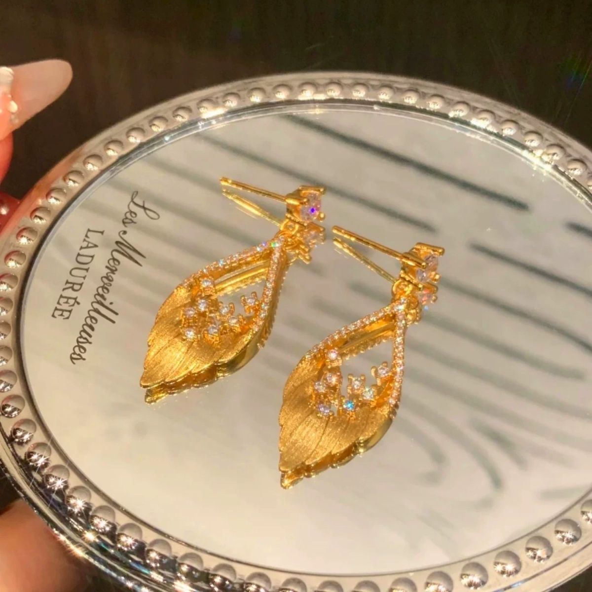 2026 New Golden Brushed Feather Earrings For Women, Retro Light Luxury Brushed Studs With Rhinestone Inlay Fashion Ear Jewelry