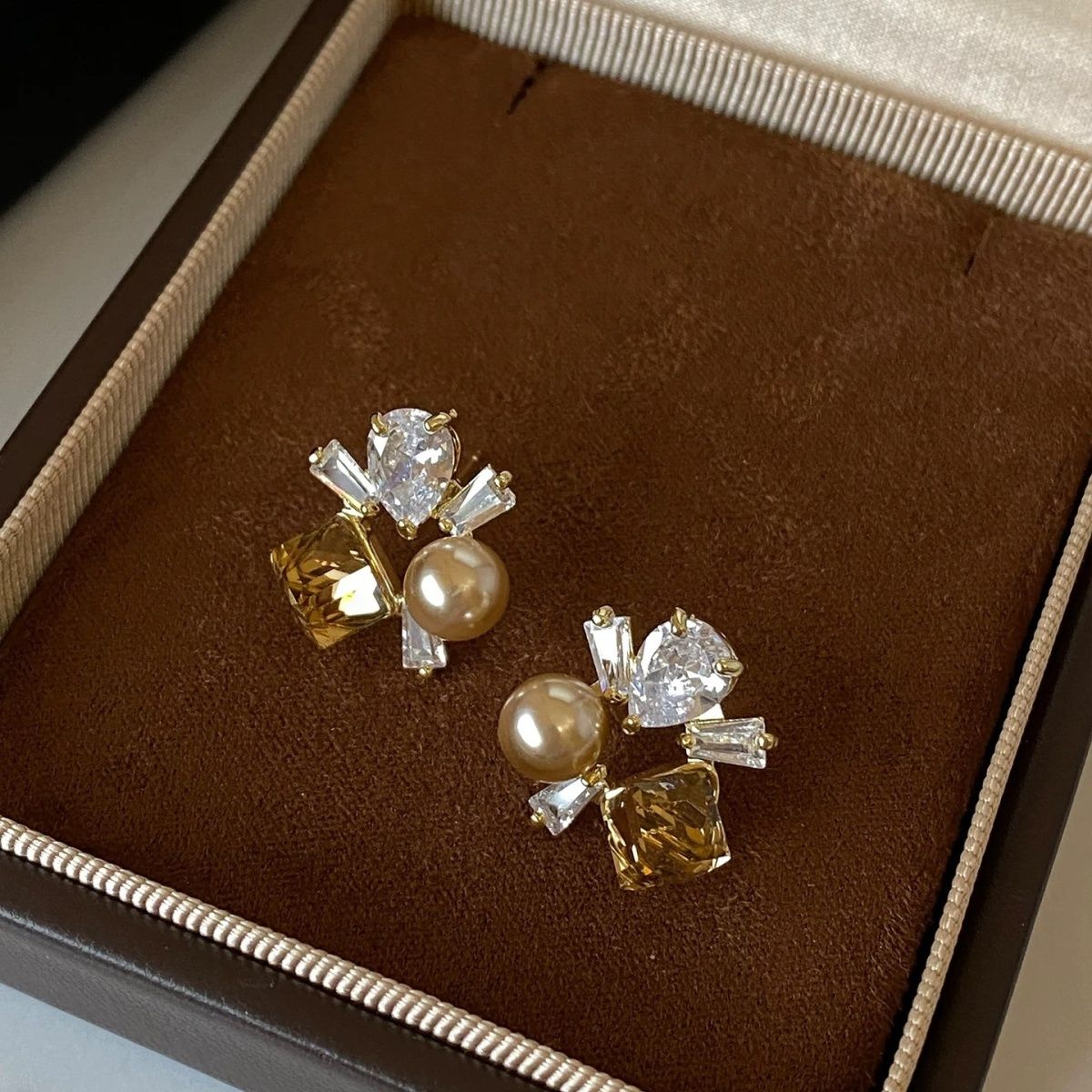 2026 New High-End Amber Sugar Cube Stud Earrings For Women, Vintage French Light Luxury Pearl Fashion Earrings, Classic Style Ear Jewelry