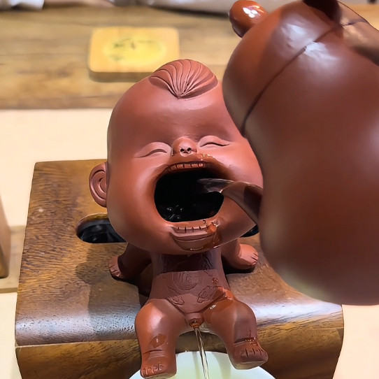 Household Tea Table Ornament A Water-spraying Zisha Urinating Boy Tea Pet