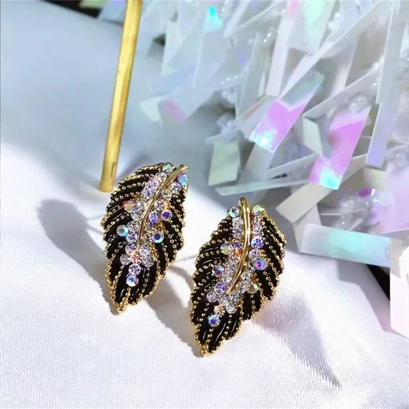 2026 New Earrings With Black Leaf And Zircon Inlay. Retro Geometric Design, Delicate Luxury, Stylish And Elegant, Popular Among Fashion Bloggers.