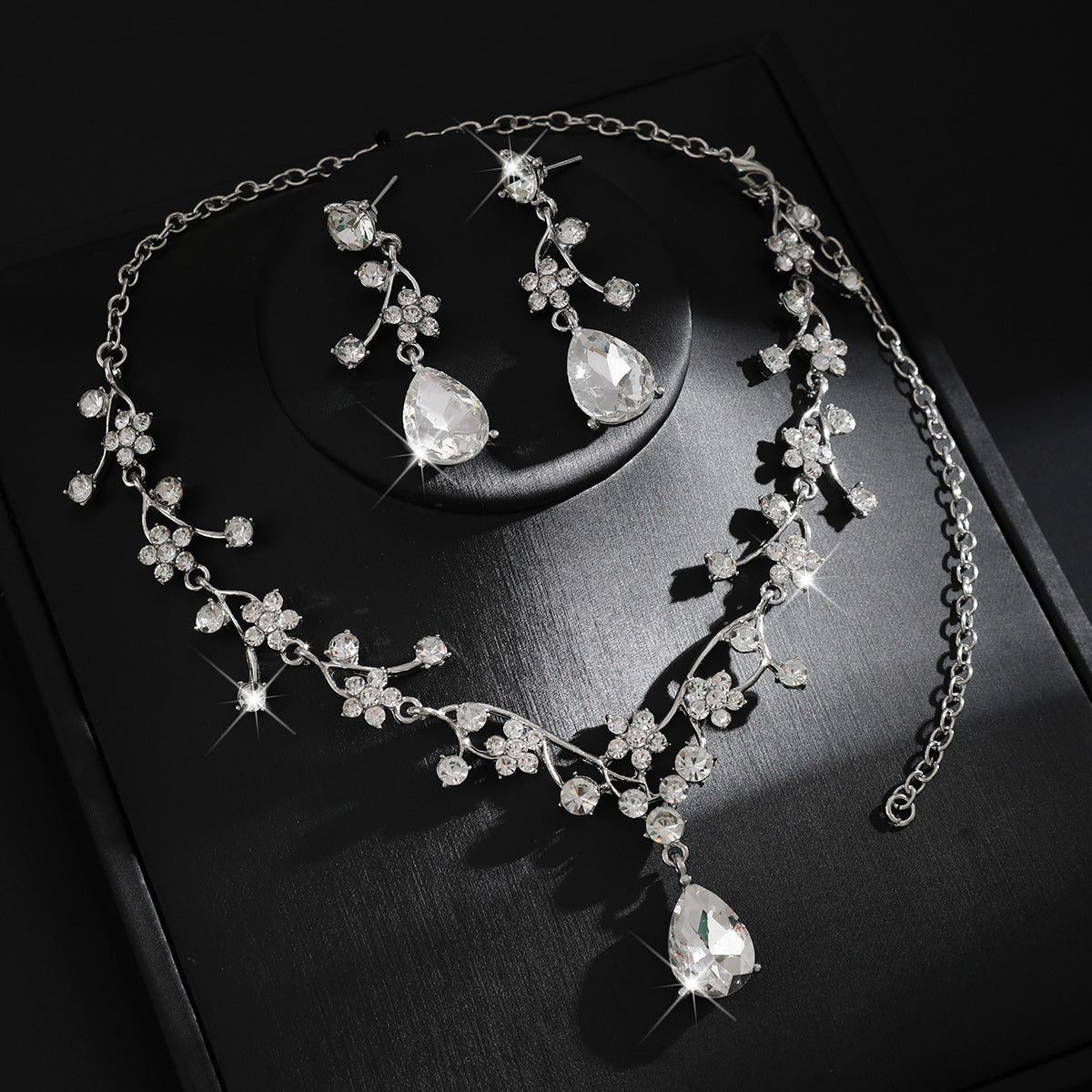 Pinduoduo High-End Alloy Bridal Necklace And Earrings Two-Piece Set Necklace Jewelry Bridal Wedding Accessories Jewelry Set