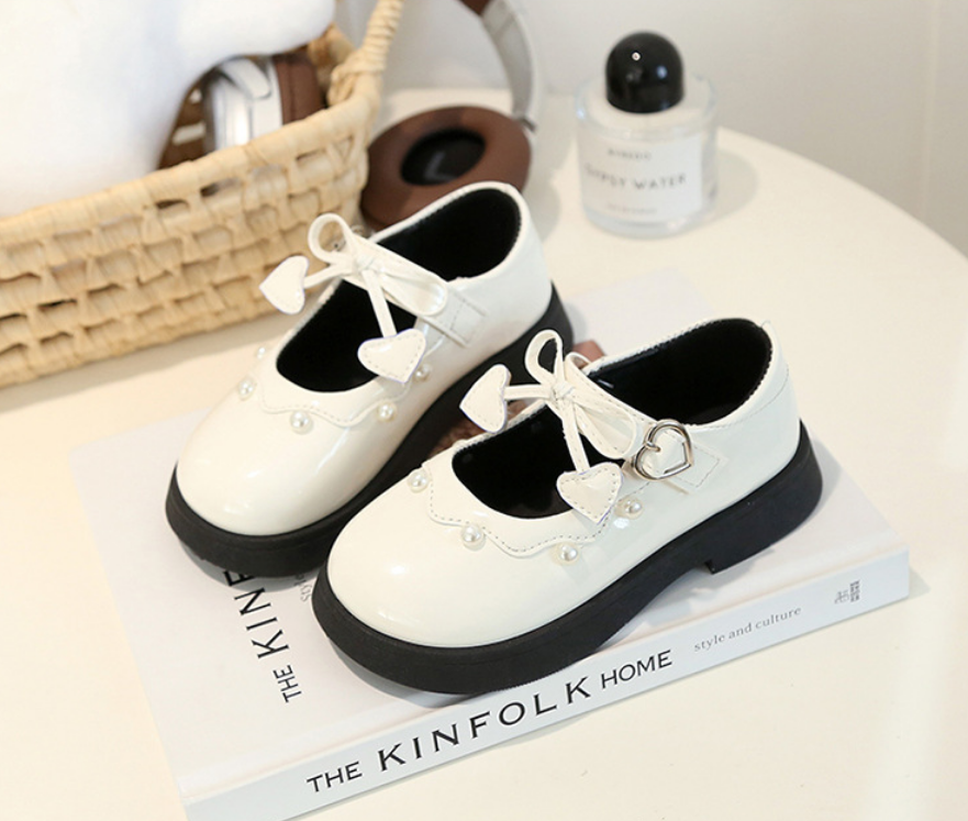 2026 Spring & Autumn New British Style Patent Leather Shoes, Fashion Girls' Flat Shoes With Pearl Bow & Heart Decor