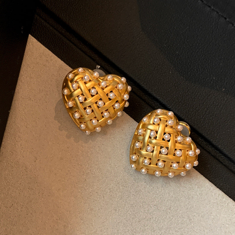 Retro Pearl Hollow Heart Stud Niche Design Matte Gold Earrings Simple And Stylish Ear Accessories For Women