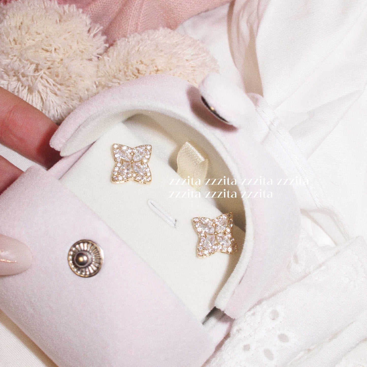 Light Luxury Elegant Hollow Four-Leaf Zircon Gold Stud Earrings, New Premium High-End Ear Jewelry For Women